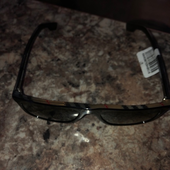brand new burberry sun glasses